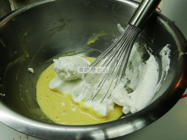 挖1/3蛋白霜跟蛋黃糊用手持打蛋器切拌均勻