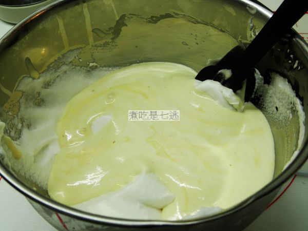 蛋黃糊倒回蛋白霜盆內，輕輕用橡皮刮刀翻拌及切拌，完成蛋糕糊。