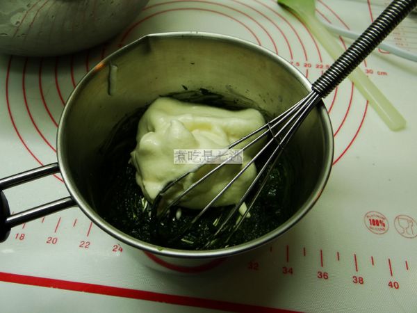 取一個小鍋子，篩入抹茶粉，加一點溫熱水拌開，再舀一些蛋糕糊攪拌均勻