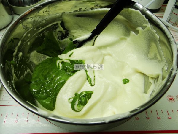 將拌勻的抹茶糊倒入蛋糕糊的攪拌盆內，一起拌勻