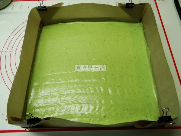 烤盤鋪烘焙紙(或烘焙布)，倒進烤模，前後、左右，輕搖晃均勻，用探針畫勻蛋糕糊，再輕震幾下，將大氣泡敲破