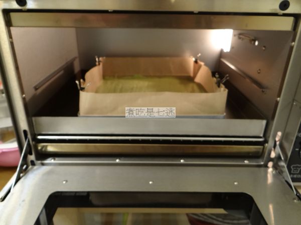 烤箱預熱：烘王烤箱 220/140 烤12分鐘 調頭 190/140 14分鐘 悶4分鐘
是否熟了?未出爐前，用手拍摸蛋糕片中間(小心不要被燙到)，有澎澎的聲音，表面乾爽就是好了