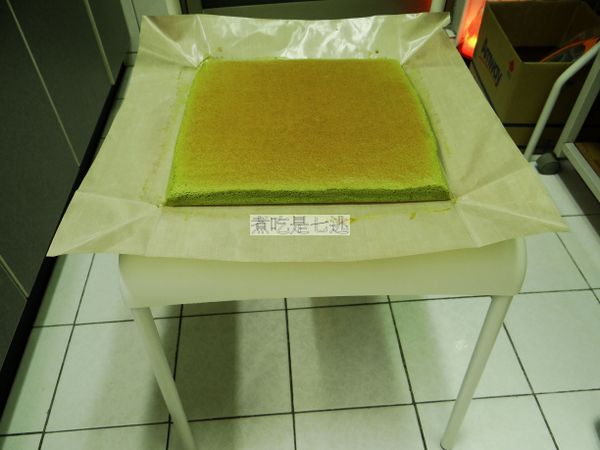 出爐後，拉出來到涼架上散熱