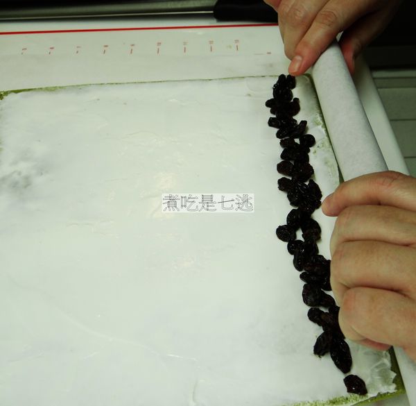 接著只需提起桿麵棍一邊往前，白報紙一邊往後捲，即可自然輕鬆的捲起蛋糕捲，利用桿麵棍將蛋糕捲壓緊，記得末端接口朝下，就結束捲的動作。
捲好後，左手抓著白報紙尾端，右手拿著桿麵棍往內側壓一下，就會捲的很平整