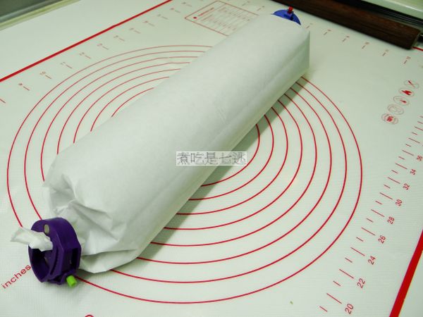 捲好的蛋糕捲，兩邊像包糖果一樣夾起來，放冷藏30-60分鐘就可以切片來吃了