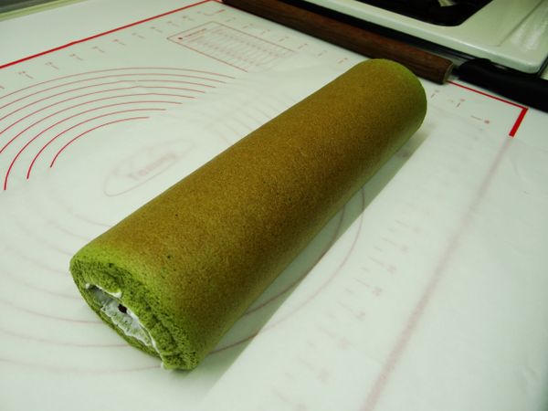 表皮有烤乾的話，捲的時候就不會破皮