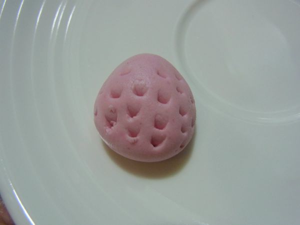 用竹籤搓些洞、當成草莓籽