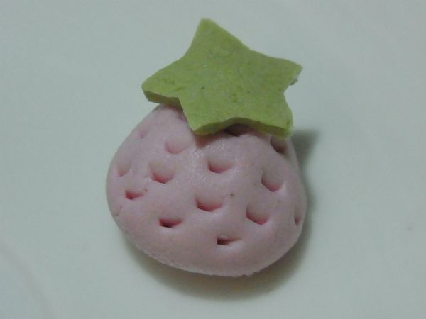 將B材料混合，壓扁後用星星模壓壓出星星當蒂頭。