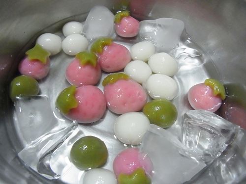 煮一鍋沸水，將湯圓放進去煮至浮起來、撈起冰鎮。