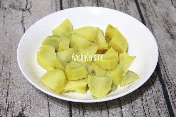 將馬鈴薯去皮後切塊蒸熟