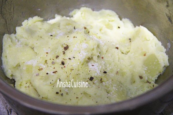 加入鹽巴和黑胡椒拌勻