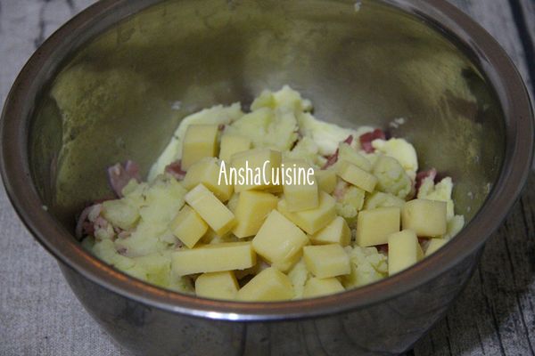 最後放入切丁的切達起司拌勻