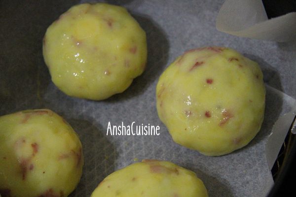 略微壓平後抹上蛋液,烤箱200度烘烤10分鐘,或用瓦斯爐煎成焦黃即可