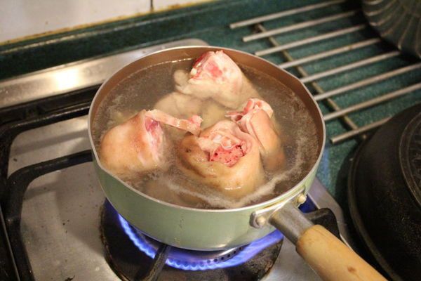 將豬腳川燙後洗淨。
用刀將豬皮上的餘毛刮除乾淨。