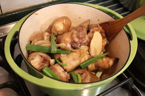 將豬腳放入，均勻拌上糖液。這樣容易上色。
將辛香料也放入拌炒一下。