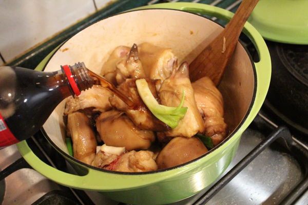 倒入可樂。放入米酒和醬油，加水至稍蓋過豬腳。