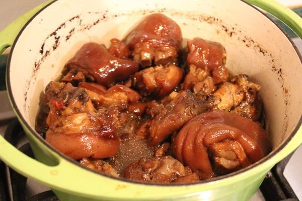 大火煮滾數分鐘後，轉小火，蓋上蓋子燉煮約80分鐘。
再掀蓋收汁，豬腳油油亮亮的。
上桌！