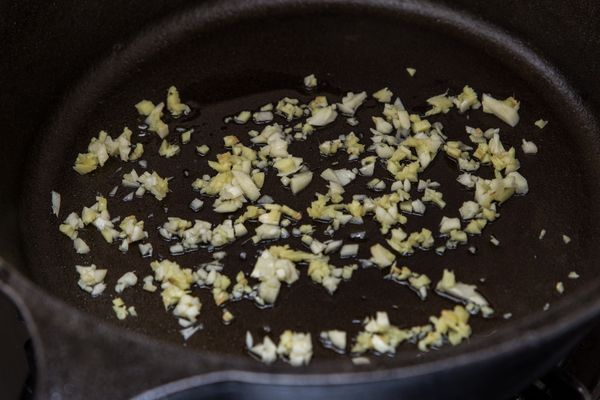 入油鍋，蒜薑末炒香。