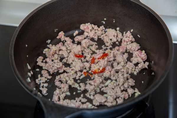 放入辣椒。
●喜歡香辣味明顯者，可於蒜薑末炒香時一同加入。