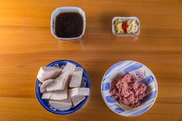 將食材處理及秤量好。
●處理芋頭時請帶手套避免搔癢咬手喔~
●芋頭切塊，蒜薑切末，辣椒切片。
●混合醬汁調製好備用。