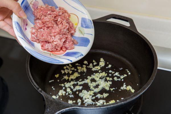 加入絞肉炒香。