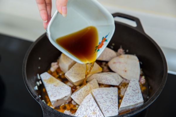 倒入混和醬汁。