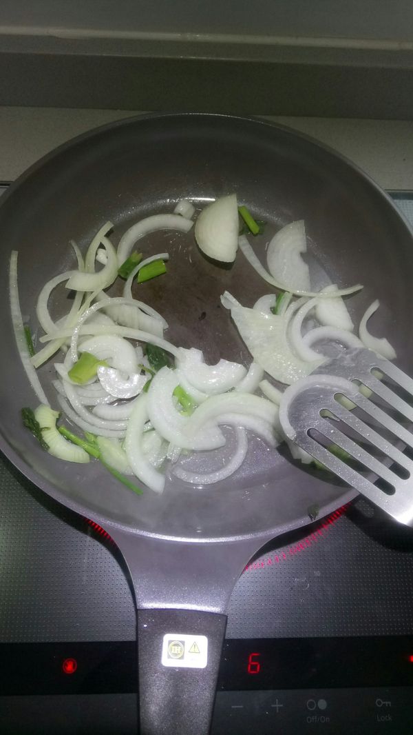 熱鍋後將洋蔥切小片蔥切斷下去炒到洋蔥變透明