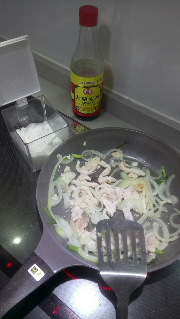 炒到雞肉表層變色後倒入醬油和砂糖繼續拌炒