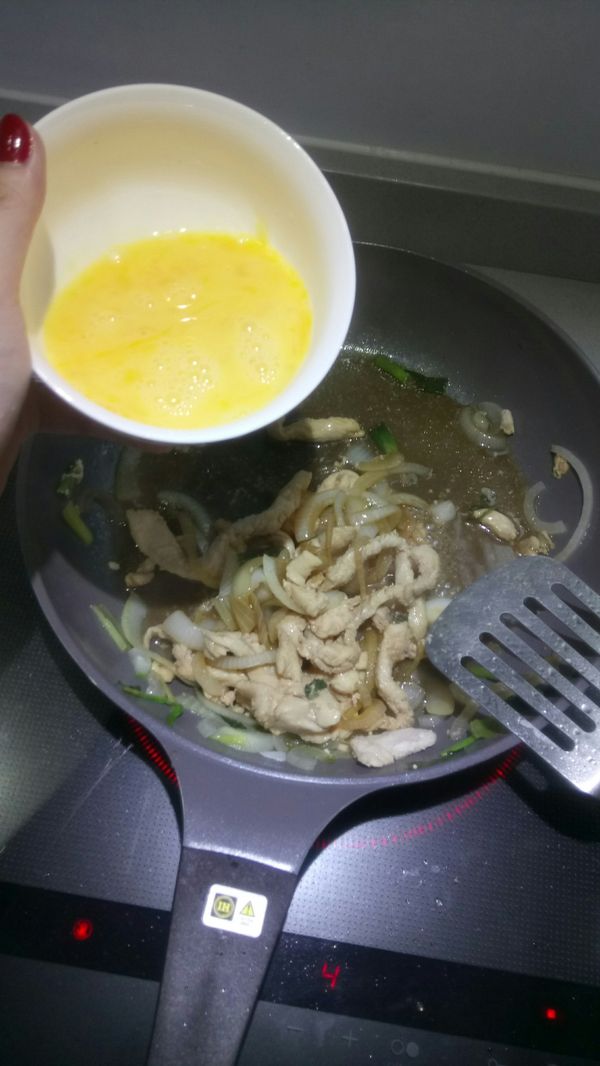 把雞蛋打散成蛋液下去拌炒(如果喜歡鬆軟的蛋就不要炒太久，喜歡蛋乾一點的炒到湯汁收乾就可以了)