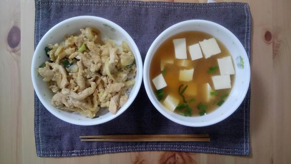 炒好的雞肉放在白飯上就可以享用囉❤