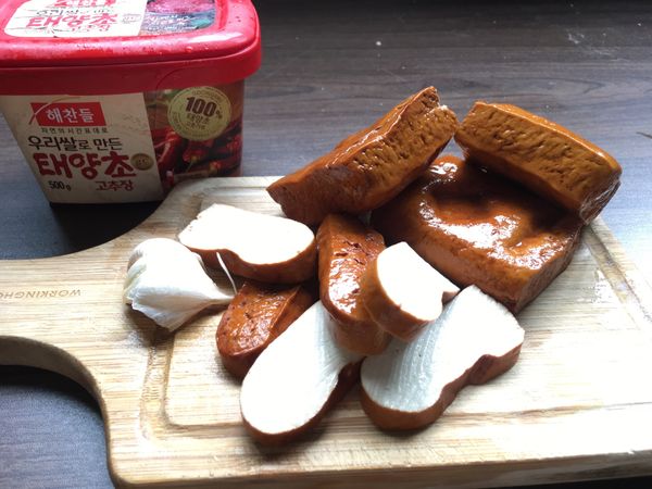 豆干切片備用，大蒜與蔥切末備用。