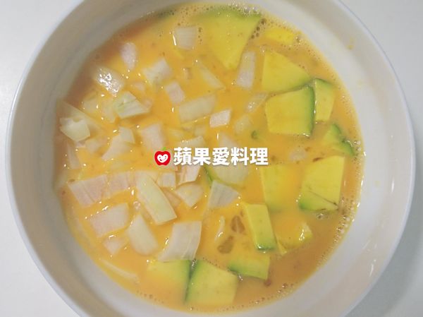 蛋打成蛋液，放入酪梨塊和洋葱碎，淋入醬油，拌勻。