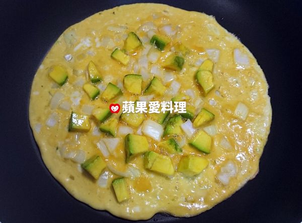 平底鍋放少許油，倒入步驟1，開中小火慢煎。