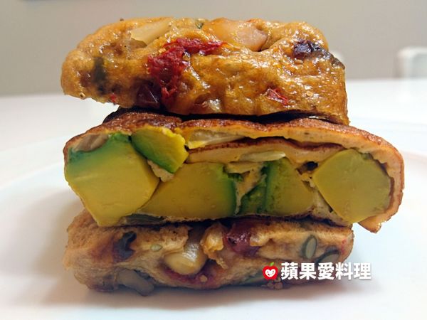 夾在饅頭裡，變成【酪梨蛋捲饅頭堡】。