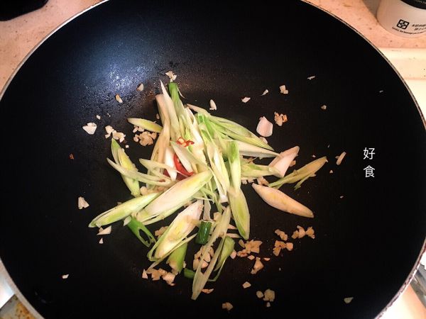 首先
中大火，油一點點就好，放入蒜頭及蒜白辣椒少許，爆香到有香味
（油夠爆香就好，因為等等臘肉本身油脂含量高）