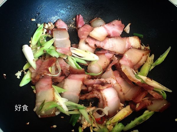 香味出來後放入臘肉，翻炒