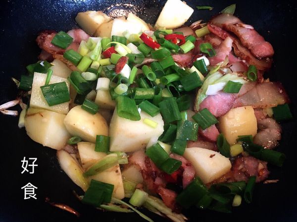 加入切塊的馬鈴薯、米酒，翻炒，再加蔥
（喜歡吃辣的朋友這時可以加辣椒）