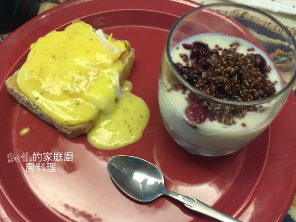 取2個玻璃杯，依序加入原味優格、莓果醬、紅蔾即可


搭配吐司蛋早餐，好吃！