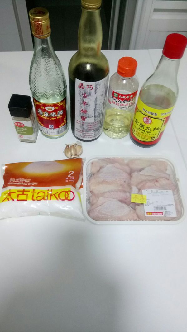 材料準備好，雞翼要切