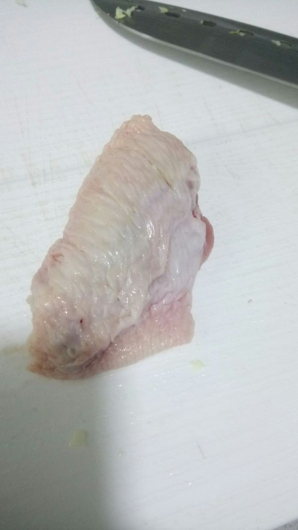 因為要讓雞翼醃製入味所以我正面切三刀