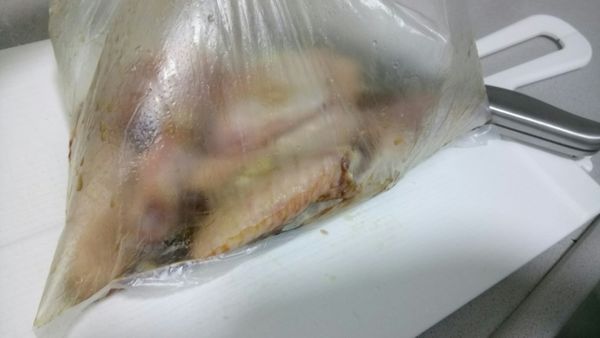 把所有調味料先放入碗中攪拌好倒入塑膠袋中並將雞翼丟進去揉一揉讓雞肉都沾到醬汁後丟進冰箱你就可以去呼呼大睡了