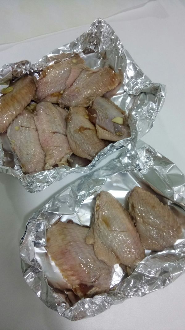 隔天早上起來鋪張錫箔紙把雞翼放在上面(記得錫箔紙周圍摺起來以免醬汁流下來滴到烤箱會發出陣陣焦味)，放入預熱200度的烤箱內烤10分鐘即可