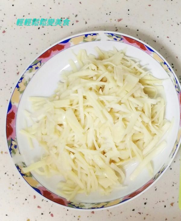 將麻竹筍切絲時先放入冷水中(竹筍曝露在空氣中容易氧化和變苦)，備滾水將泡在冷水的竹筍絲撈起放入滾水中川燙約1~2分鐘，變軟後撈起瀝水後備用。