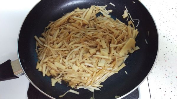 中小火放入3大匙沙拉油、蒜頭切碎放入爆香，放入竹筍拌炒，放糖1小匙拌炒，此時轉小火，再倒入蠔油1大匙拌炒均勻後蓋鍋蓋悶煮約2分鐘，再開蓋倒入春蘭醬油膏1大匙拌炒蓋鍋蓋約2分鐘悶煮至入味，試味道不夠味時再適量加入醬油膏拌炒即可。