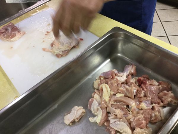 雞肉退凍，切成大塊。