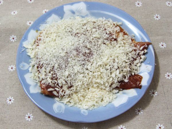 醃漬好的肉片先沾地瓜粉,再裹蛋液,最後再裹上麵包粉~平底鍋放多一些油,用半煎炸的方式煎至2面金黃即可起鍋