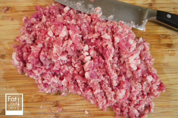 材料：
豬絞肉 450g
先用刀子稍微剁過 會比較有粘性 裡面的料才不會散散的
等一下會比較好包