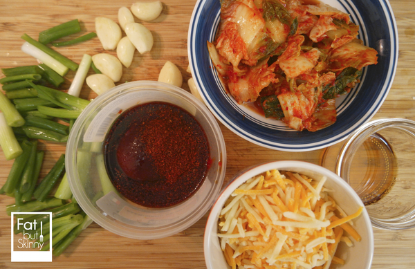 青蔥 4根
大蒜 12瓣
醬油 3湯匙
韓國辣醬 2湯匙
韓國豆醬 1湯匙
芝麻香油 3湯匙
蜂蜜 1/2湯匙
起司 220g
泡菜450g