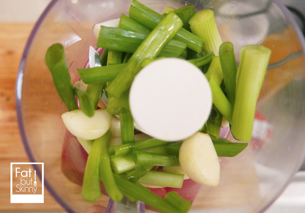 青蔥 跟 大蒜 切成碎末
（今天我有點懶 所以用了食物調理機😂）
