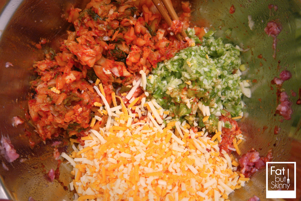 最後加入 青蔥末 . 蒜末 . 起司 . 泡菜